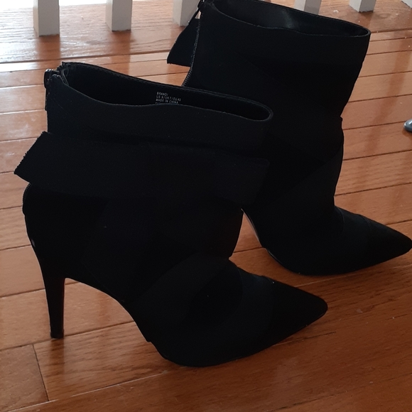 🥳🥳SOLD🥳🥳Cute black Booties w/ribbon detail. - Picture 2 of 5